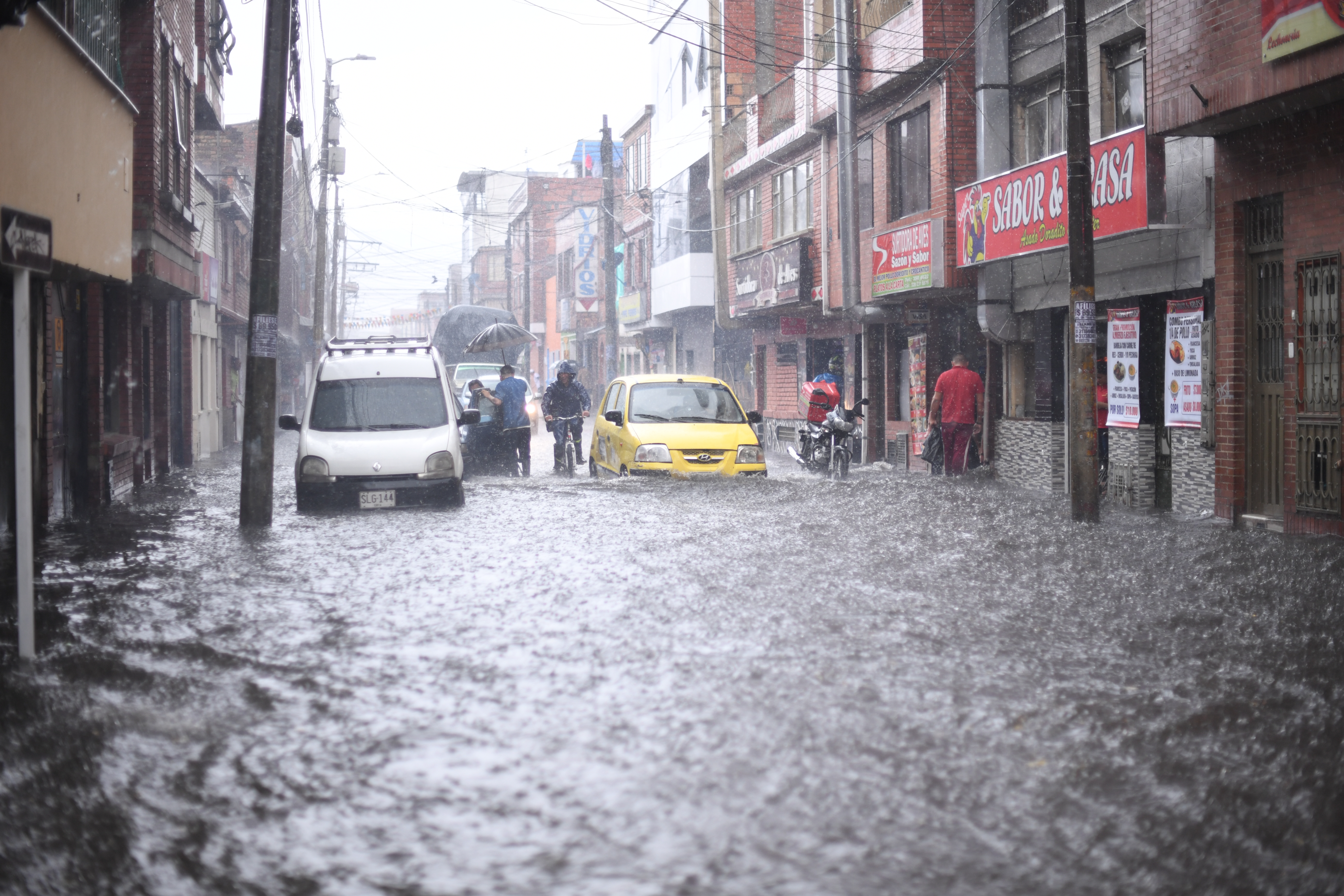 Lloviznas e inundaciones en la capital de la república
