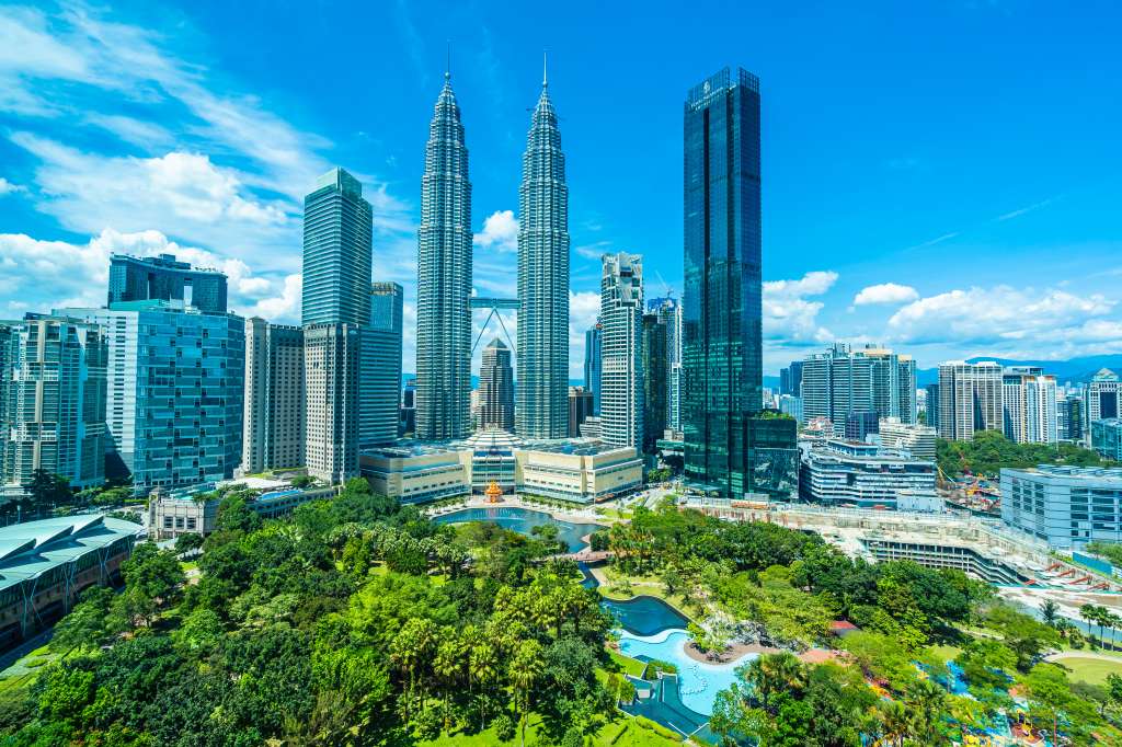 Kuala Lumpur, Malasia, ofrece un turismo vibrante que combina modernidad y tradición