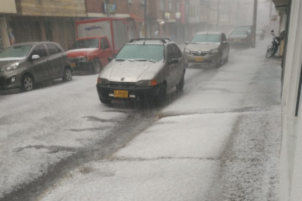 El exceso de cemento y asfalto y la falta de espacios verdes impiden que las aguas fluyan de manera adecuada en Bogotá.