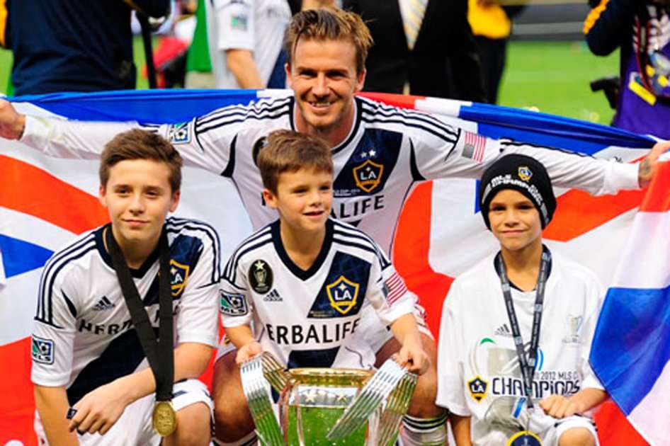 Brooklyn (izq.) ya formó parte del equipo para menores de 14 años en Los Angeles Galaxy / AFP