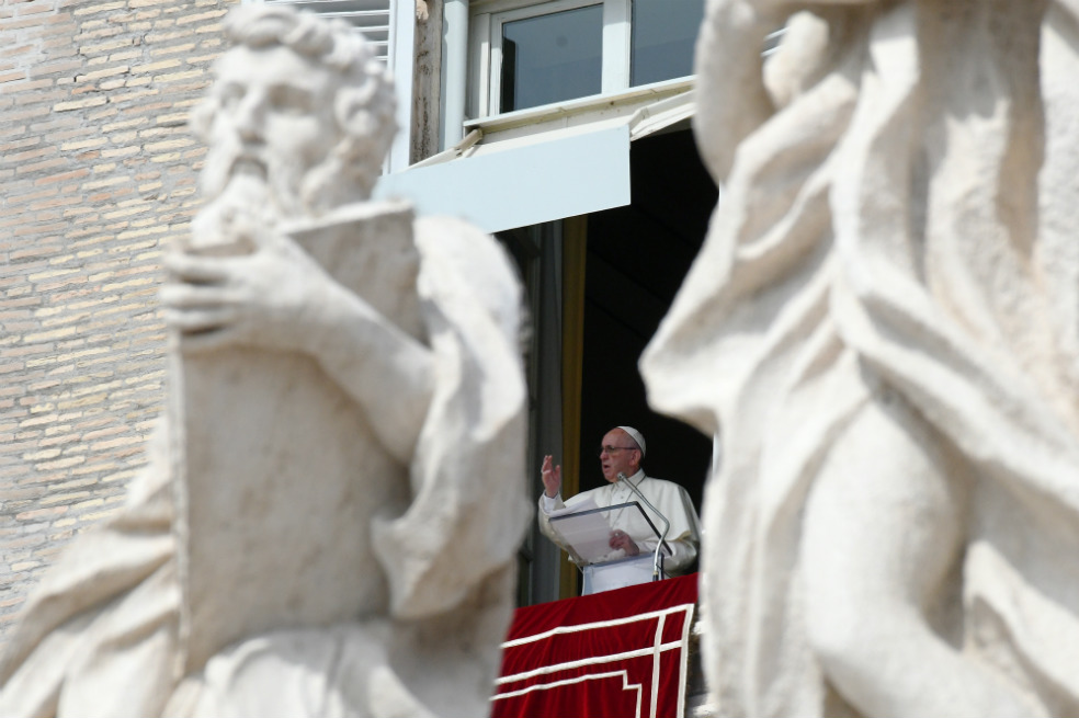 De acuerdo con el papa Francisco en internet "se están propagando fenómenos extremadamente peligrosos". / AFP
