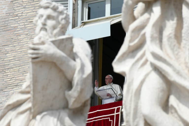 El papa alerta ante peligros de internet para los jóvenes
