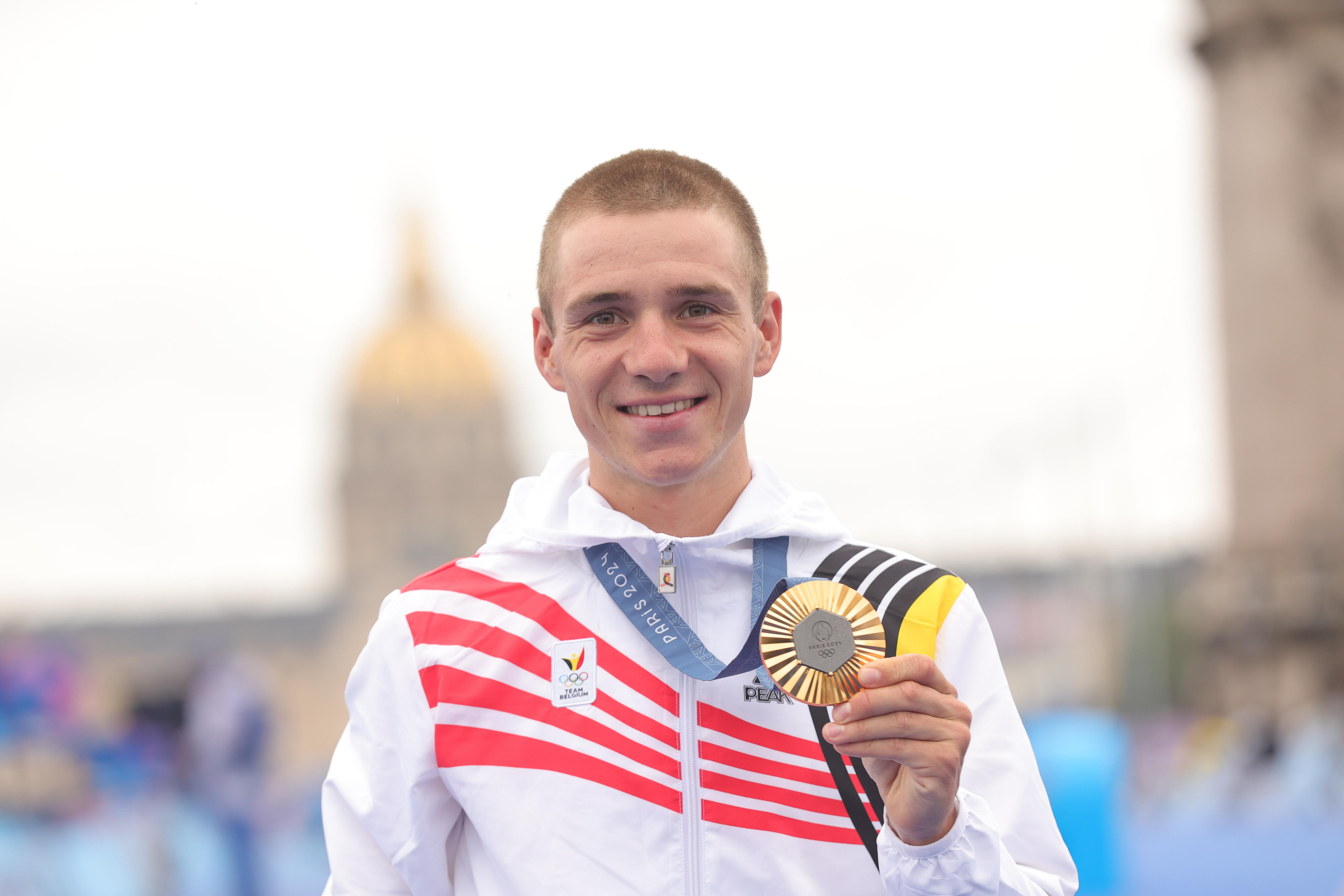 Paris (France), 27/07/2024.- Gold medalist Remco Evenepoel of Belgium poses with his medal after the Men's Individual Time Trial at the Road Cycling competitions in the Paris 2024 Olympic Games, Pont Alexandre III in Paris, France, 27 July 2024. (Ciclismo, Bélgica, Francia) EFE/EPA/TERESA SUAREZ