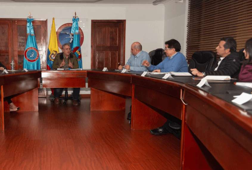 El presidente Duque, tras su regreso de Apartadó (Antioquia), donde presidió el primer taller Construyendo País, instaló un PMU en Bogotá para monitorear situación de coronavirus en el país. / Presidencia