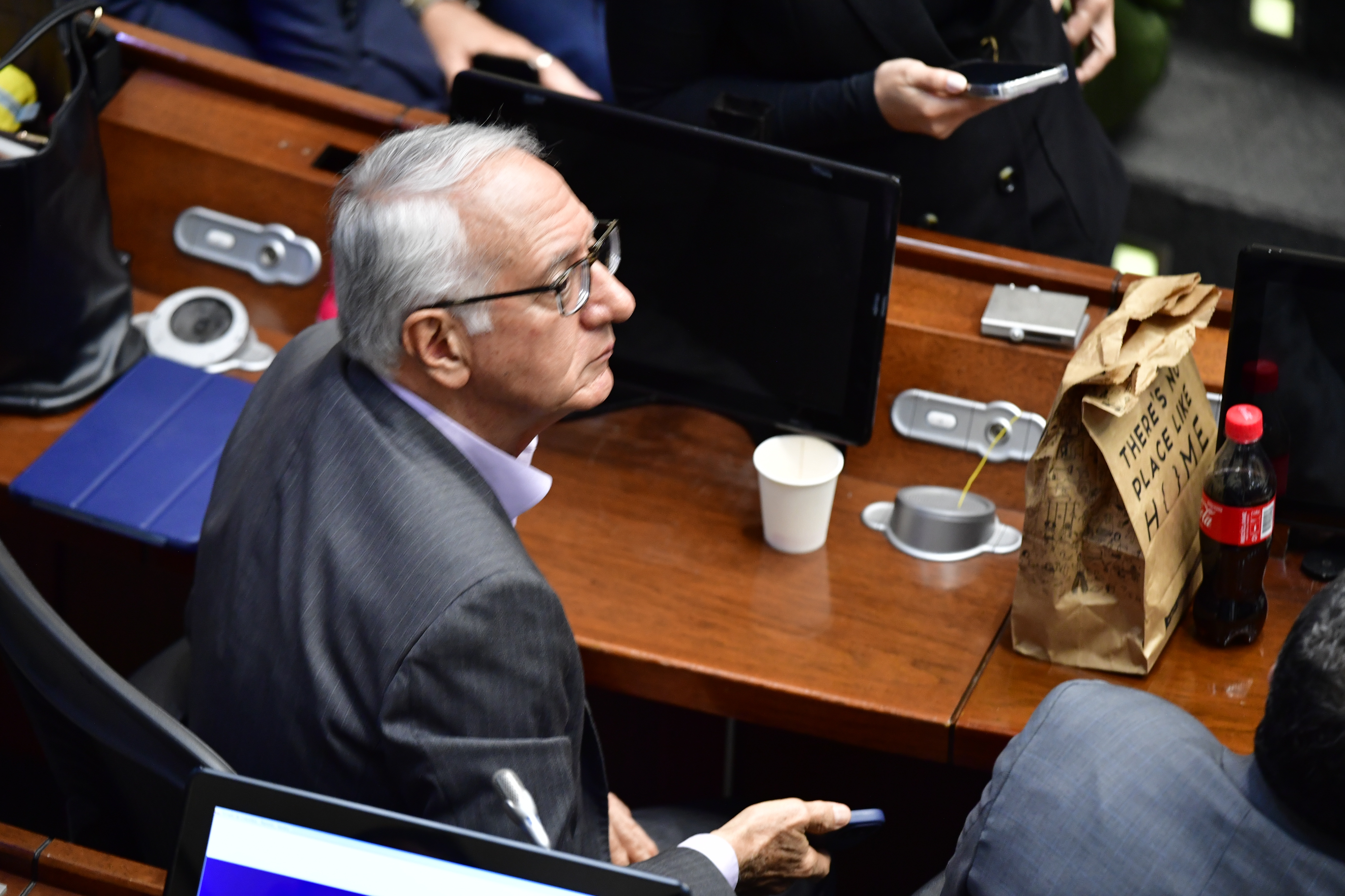 Ministro de Salud durante la sesión de la Consulta popular hundida en el Congreso de la República