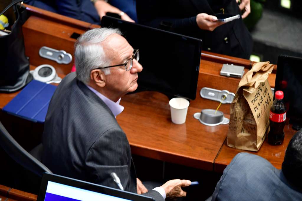 Ministro de Salud durante la sesión de la Consulta popular hundida en el Congreso de la República