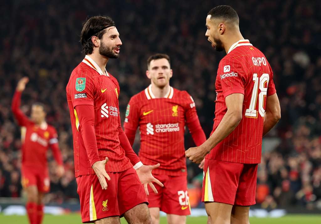 LIVERPOOL (United Kingdom), 06/02/2025.- Cody Gakpo (R) of Liverpool celebrates with teammate Dominik Szoboszlai (L) after scoring the 1-0 lead during the EFL Cup semi-final 2nd leg match between Liverpool FC and Tottenham Hotspur, in Liverpool, Britain, 06 February 2025. (Reino Unido) EFE/EPA/ADAM VAUGHAN