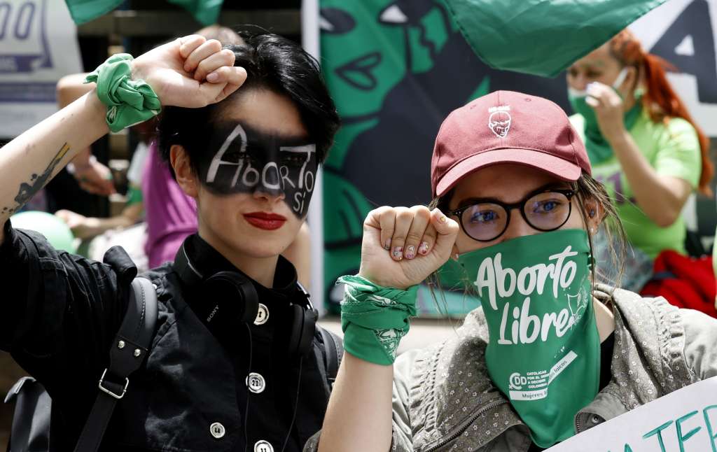 AME3204. BOGOTÁ (COLOMBIA), 03/02/2022.- Mujeres protestan en favor del aborto hoy en Bogotá (Colombia). El debate sobre la despenalización del aborto en la Corte Constitucional de Colombia volvió a aplazarse después de que llegaran nuevas peticiones de recusación contra el nuevo conjuez elegido para desempatar la votación, que quedó con cuatro votos a favor y cuatro en contra el pasado 20 de enero. EFE/ Mauricio Dueñas Castañeda