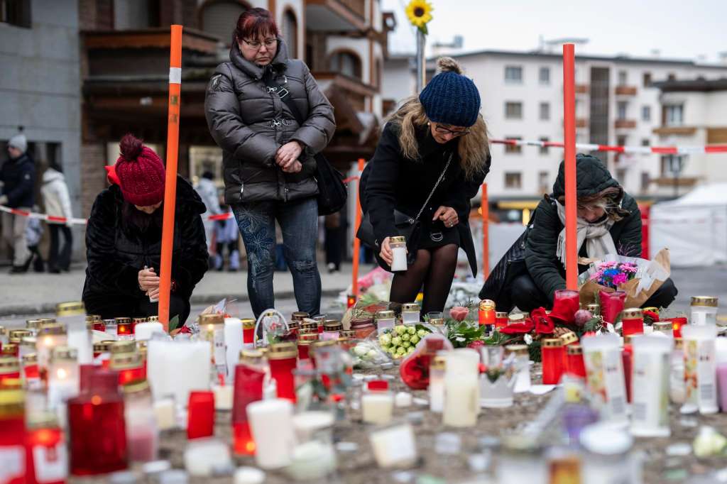 CRANS-MONTANA (Switzerland), 02/01/2026.- People pay their respects to the victims with candles near the area where a fire broke out at the 'Le Constellation' bar and lounge during New Year's celebration, in Crans-Montana, Switzerland, 02 January 2026. According to the police, several dozen people lost their lives in the fire at 'Le Constellation' on New Year's Eve in the Swiss Alps resort of Crans-Montana. Around one hundred people were also reported injured. (Suiza) EFE/EPA/ALESSANDRO DELLA VALLE