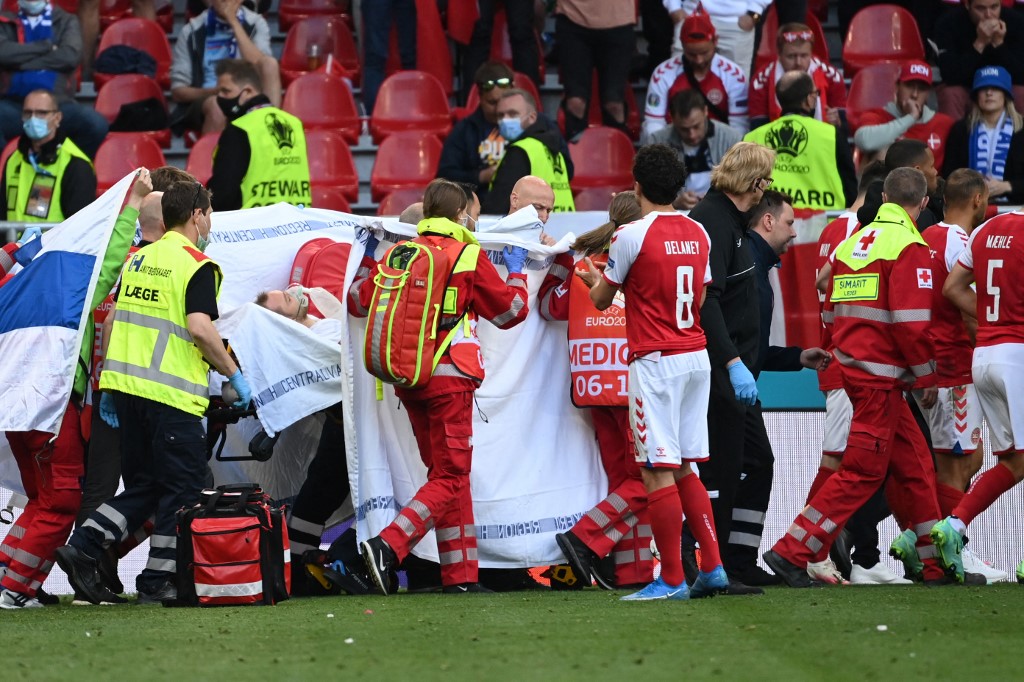 Christian Eriksen fue retirado del terreno de juego por el personal médico, tras desplomarse en pleno partido.