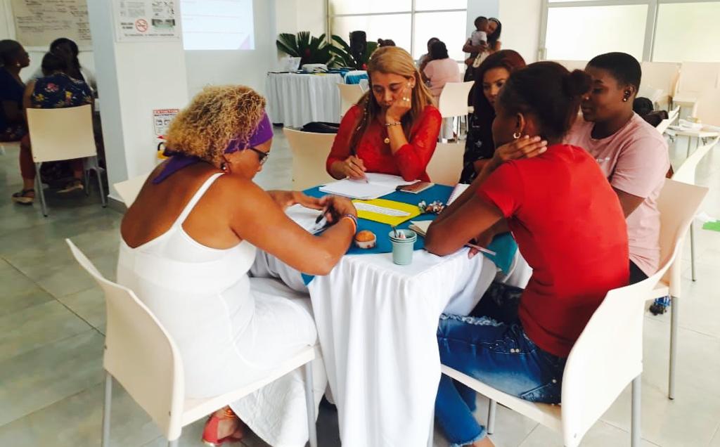 Grupo de mujeres afro reunidas.