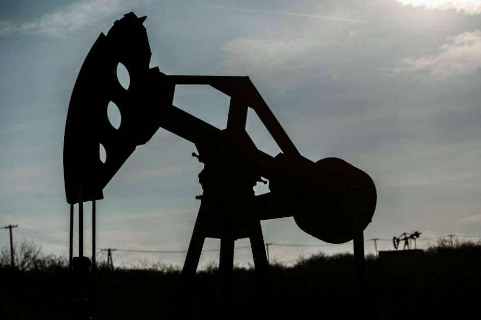 Los precios del barril de "light sweet crude" (WTI) para entrega en junio cerraron en baja de 59 centavos a 57,15 dólares.  / Bloomberg News