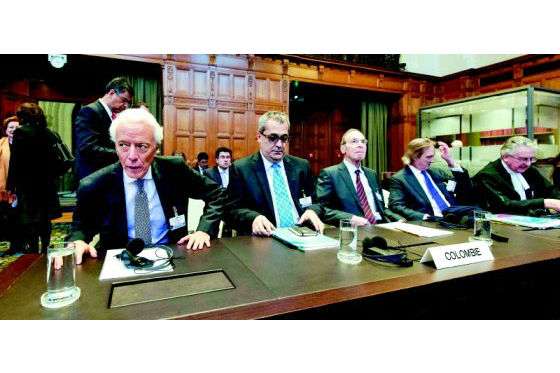 El agente de Colombia ante la CIJ, Carlos Gustavo Arrieta, el jueves durante la lectura de sentencia de excepciones preliminares en la sede de la Corte, en La Haya. / EFE