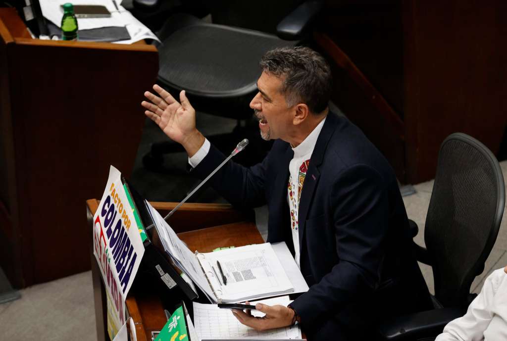 AME5607. BOGOTÁ (COLOMBIA), 12/06/2025.- El Senador León Fredy Muñoz habla durante el debate de la consulta laboral en el Senado de la República de Colombia este jueves, en Bogotá (Colombia). El ambiente político en Colombia se caldeó este jueves con demandas y críticas al controvertido decreto del presidente Gustavo Petro que convoca para el 7 de agosto una consulta popular sobre su reforma laboral, decisión que ahonda la división con los demás poderes del Estado y pone a prueba la institucionalidad del país. EFE/Mauricio Dueñas Castañeda
