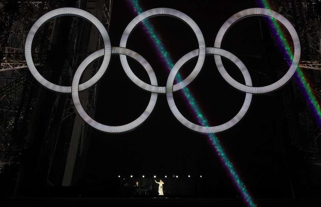Paris (France), 26/07/2024.- Canadian recording artist Celine Dion performs on the Eiffel Tower during the Opening Ceremony of the Paris 2024 Olympic Games, in Paris, France, 26 July 2024. (Francia) EFE/EPA/MARTIN DIVISEK