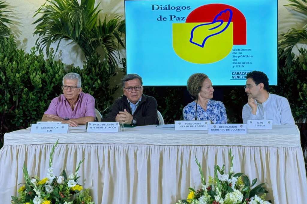 VEN700. CARACAS. (VENEZUELA), 25/05/2024.- Fotografía cedida por la oficina de prensa del Alto Comisionado para la Paz que muestra los integrantes de los equipos de negociación del ELN y del gobierno de Colombia, Pablo beltrán (2i) y Vera Grabe (2d) este sábado en Caracas (Venezuela). El Gobierno de Colombia y la guerrilla del Ejército de Liberación Nacional (ELN) se comprometieron este sábado a llevar a cabo un encuentro con las víctimas del conflicto armado para que presenten sus propuestas tras reunirse con representantes de movimientos y plataformas de víctimas integrantes del Comité Nacional de Participación (CNP). EFE/Alto Comisionado Paz/SOLO USO EDITORIAL/ SOLO DISPONIBLE PARA ILUSTRAR LA NOTICIA QUE ACOMPAÑA (CRÉDITO OBLIGATORIO)