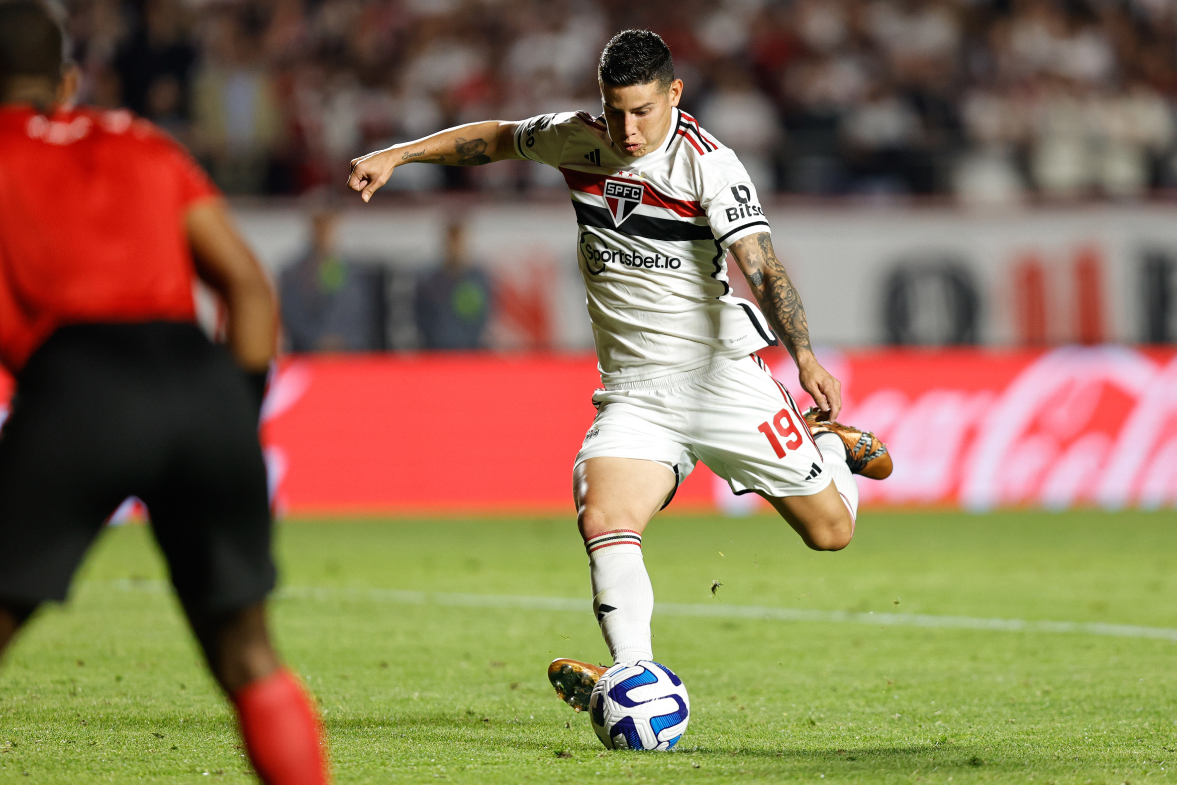 AMDEP8751. SAO PAULO (BRASIL), 31/08/2023.- James Rodríguez de Sao Paulo patea el balón en la serie de penaltis hoy, en un partido de los cuartos de final de la Copa Sudamericana entre Sao Paulo y Liga de Quito en el estadio Morumbi en Sao Paulo (Brasil). EFE/ Isaac Fontana