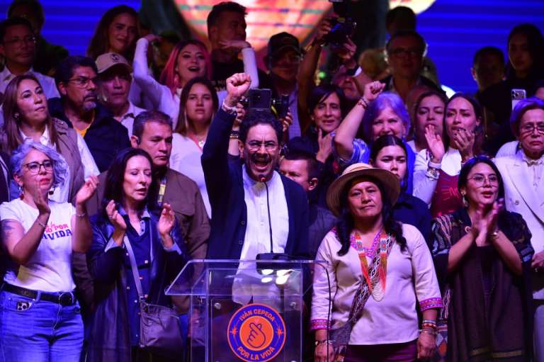 En el tramo final de su discurso, Cepeda insistió en la necesidad de construir acuerdos nacionales a partir de una realidad política evidente: un electorado dividido casi exactamente en dos mitades.