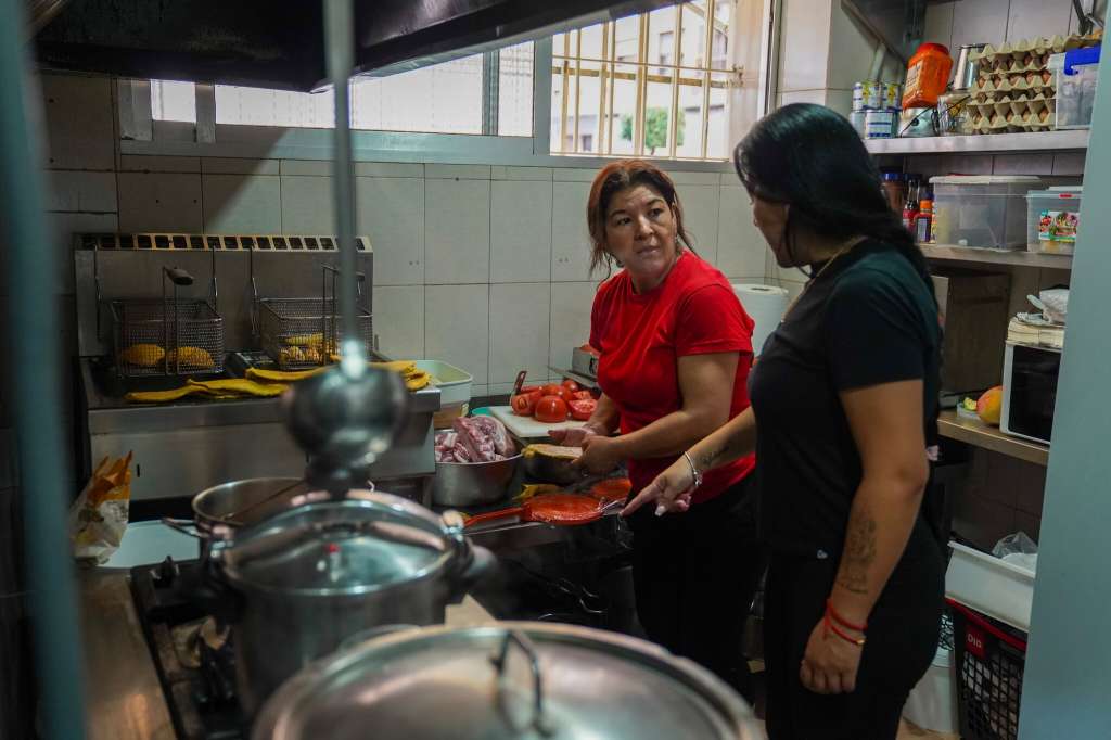 Luz Fanny Arce Campiño en el restaurante en el que trabaja, en Paiporta, España, en octubre.