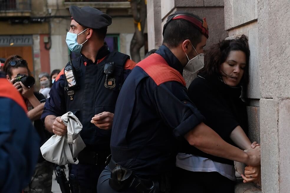 En ciudades españolas como Madrid o Barcelona se han presentado protestas contra las medidas de confinamiento impuestas por el Gobierno.  / AFP