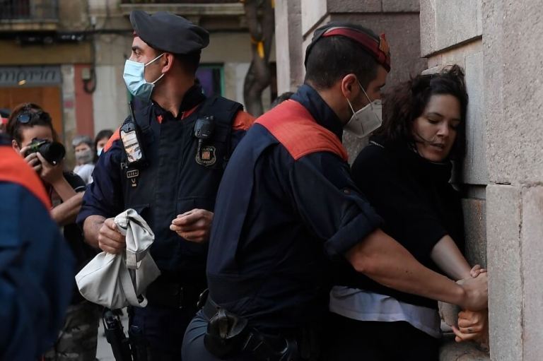 Gobierno español insiste en mantener límites de movilidad pese a protestas