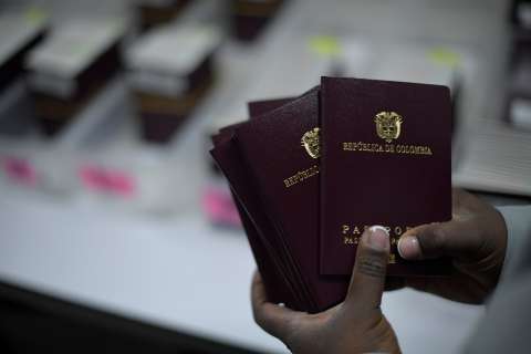 Así trabajan las redes que trafican pasaportes colombianos falsos para migrantes