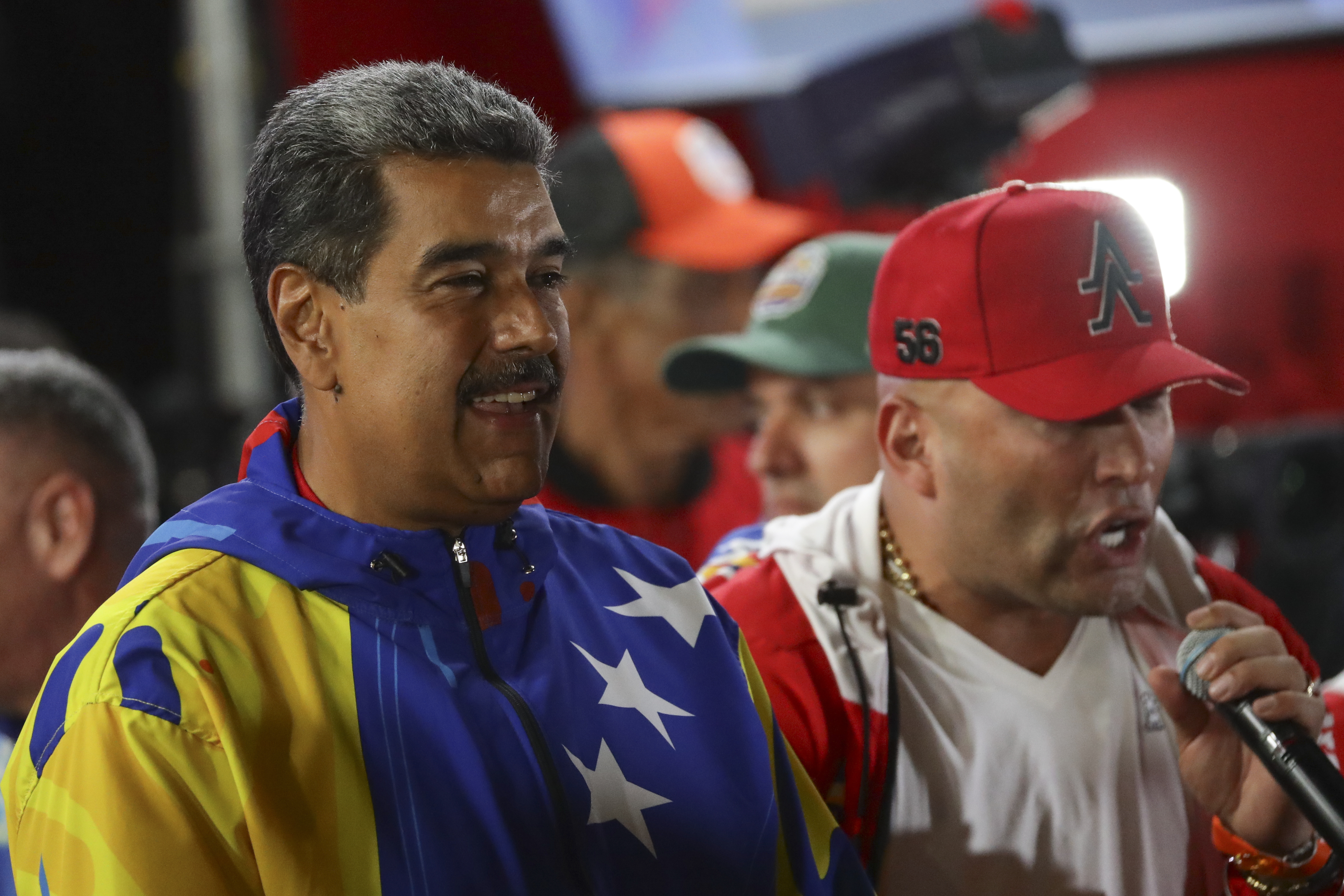 CDA101. CARACAS (VENEZUELA), 28/07/2024.- El presidente de Venezuela, Nicolás Maduro, celebra tras conocer los resultados de las elecciones presidenciales este domingo, en Caracas (Venezuela). Maduro, en el poder desde 2013, pidió este domingo "respeto a la voluntad popular" tras ser proclamado como mandatario reelecto, luego de unos comicios en los que compitió contra nueve contendientes, entre ellos el abanderado de la oposición mayoritaria, Edmundo González Urrutia. EFE/ Ronald Peña R.