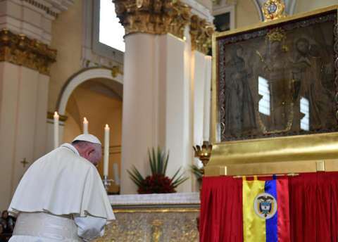 Cuando el papa Francisco se arrodilló ante la Virgen de Chiquinquirá