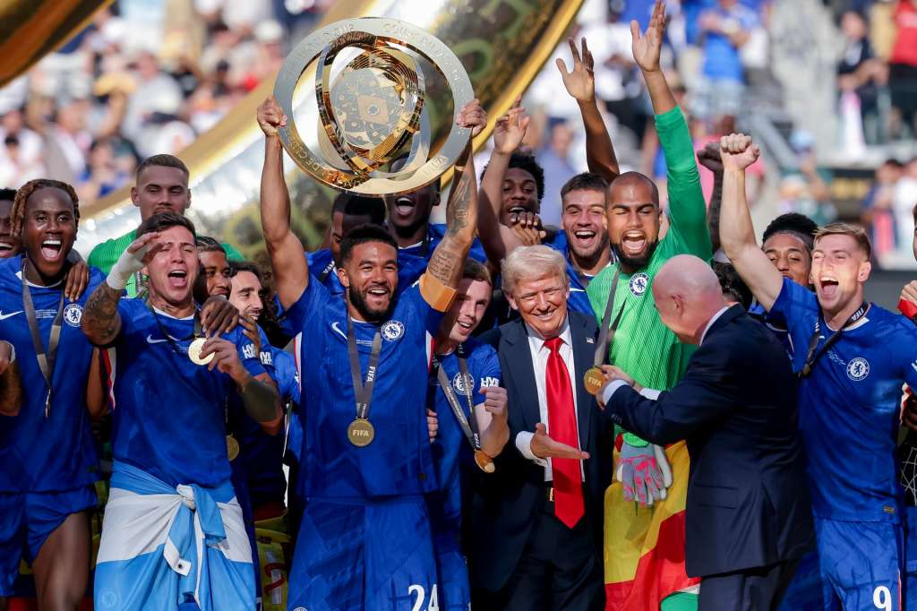 EAST RUTHERFORD (United States), 14/07/2025.- Chelsea FC lifts the trophy with US President Donald Trump (4-R) and FIFA President Gianni Infantino (2-R) after winning the FIFA Club World Cup 2025 final match between Chelsea FC and Paris Saint-Germain, in East Rutherford, New Jersey, USA, 13 July 2025. (Mundial de Fútbol) EFE/EPA/JUSTIN LANE