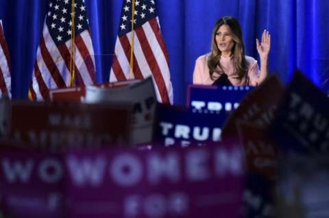 En su primer acto de campaña en solitario, Melania Trump busca atraer votos de mujeres