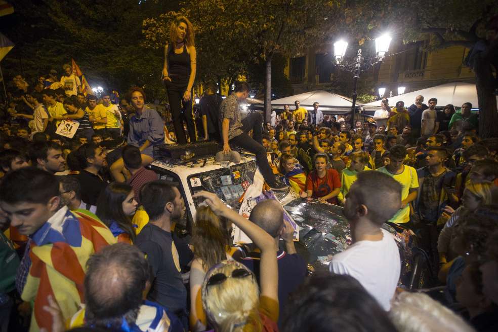 Unas 40.000 personas protestan por el registro que llevó a cabo la Guardia Civil por orden judicial en la consellería de Economía y Hacienda de la Generalitat en Barcelona. / EFE, Quique García