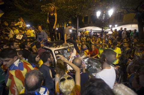 Policía española detiene a 14 altos cargos catalanes