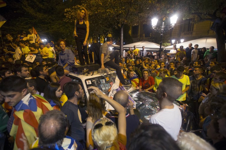 Policía española detiene a 14 altos cargos catalanes