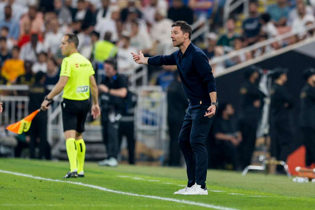 YEDA (ARABIA SAUDÍ), 08/01/2026.- El entrenador del Real Madrid, Xabi Alonso, durante la semifinal de la Supercopa de España entre el Atlético de Madrid y el Real Madrid, este jueves en el Estadio Rey Abdullah, en Yeda. EFE/Kai Forsterling