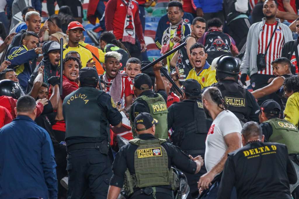 AMDEP1138. LIMA (PERÚ), 07/05/2024.- Hinchas de Junior se enfrentan con integrantes de la Policía de Perú este martes, en un partido de la fase de grupos de la Copa Libertadores entre Universitario y Junior en el estadio Monumental U Marathon, en Lima (Perú). EFE/ Aldair Mejía