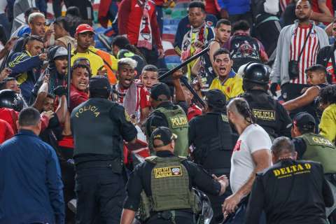 ¡Vergonzoso! Hinchas del Junior y policías se enfrentaron en pleno estadio: video