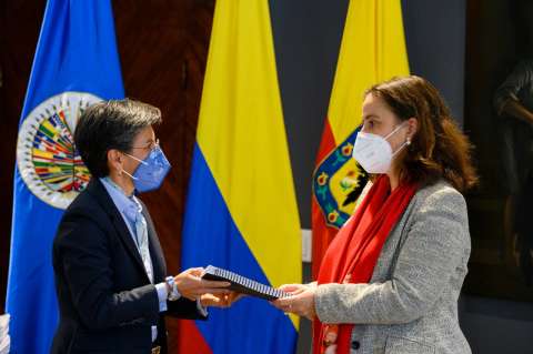 Claudia López entregó informe sobre violaciones de derechos humanos a CIDH
