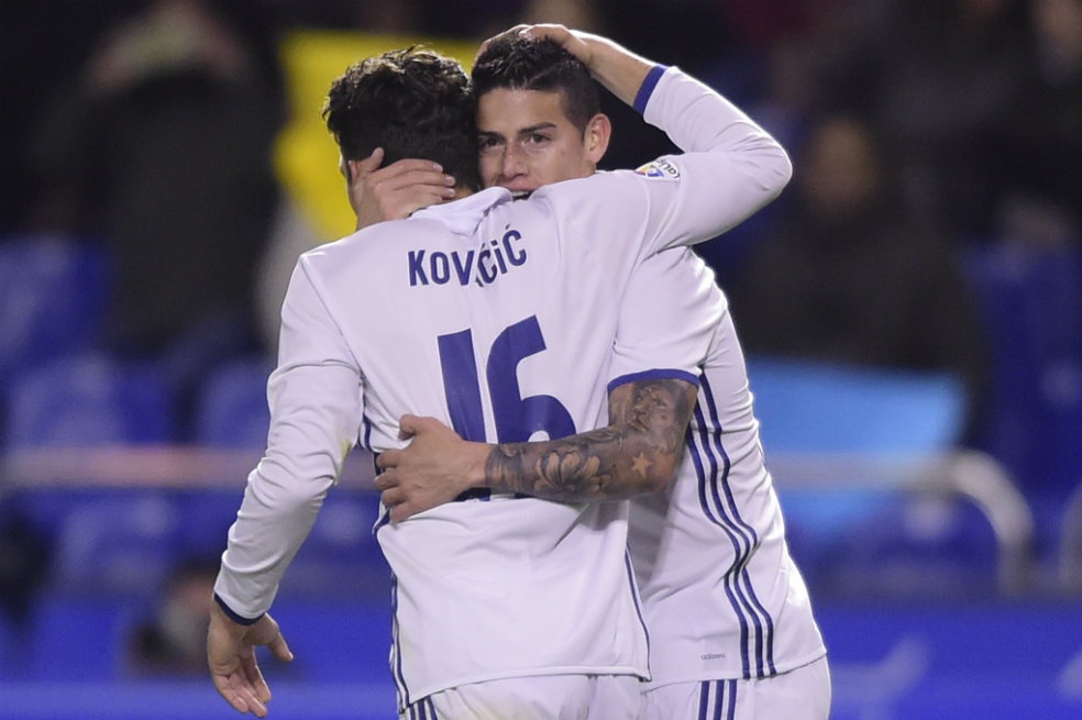 El colombiano James Rodríguez celebra con su compañero Mateo Kova?i? uno de los tantos que anotó este miércoles con Real Madrid. / AFP