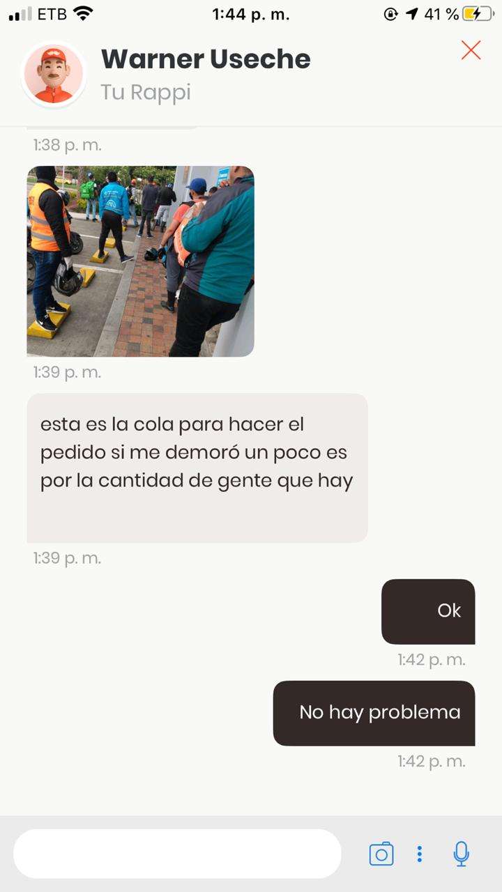 Vivimos en un apartaestudio en Prado Veraniego (norte de Bogotá). Pagamos $480 mil de arriendo con servicios y lo que nos queda depende de qué tan buenas hayan sidolas semanas, porque hay buenas y malas. Empezamos con dos bicicletas y ahora pudimos comprar esta moto. Trabajando duro y parejo podemos reunir al mes dos millones y medio. Ahora estamos ahorrando para la moto de mi esposa.