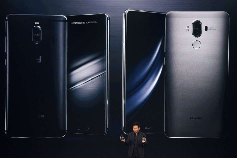 Los nuevos equipos durante su introducción en Alemania, llevada a cabo por Richard Yu, ejecutivo de Huawei. / AFP