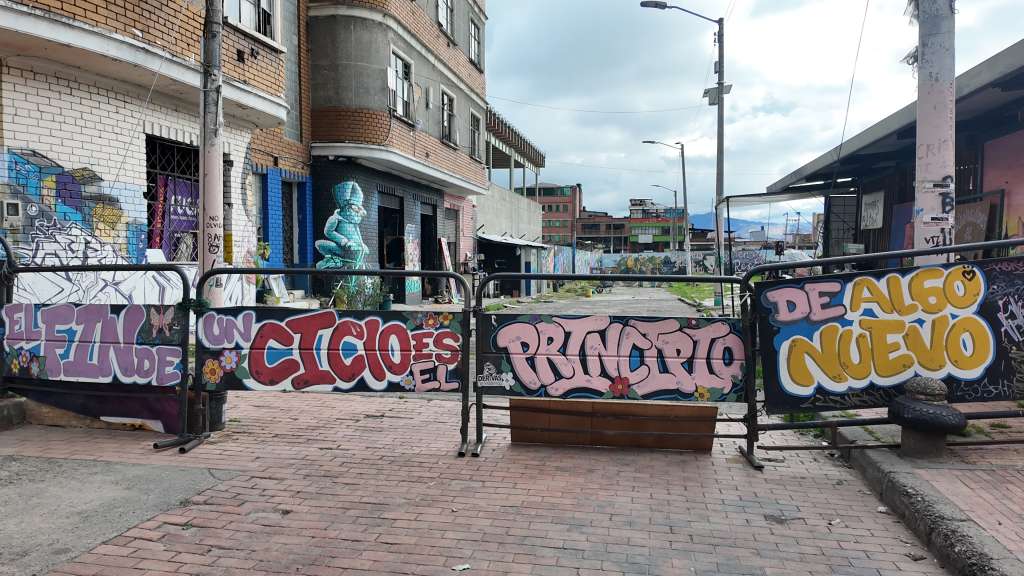 El Bronx Distrito Creativo se desarrolla en dos fases. En la primera se entregarán la plazoleta sobre la avenida Caracas, la Facultad de Medicina restaurada y espacios destinados a la circulación y comercialización de emprendimientos. Estos espacios también permitirán presentaciones de artes vivas, música, teatro y exposiciones.