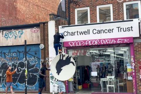 La obra de Banksy que no duró ni una hora en pie o la crónica de un robo anunciado