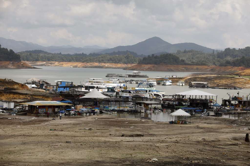 ACOMPAÑA CRÓNICA: COLOMBIA SEQUÍA. GUATAPÉ (COLOMBIA), 07/04/2024.- Fotografía del embalse Peñol-Guatapé que muestra su bajo nivel debido a la sequía, el 6 de abril de 2024, en Guatapé (Colombia). La sequía por el fenómeno de El Niño ha trastocado las dinámicas de Guatapé y el paisaje de este paraíso turístico ubicado en el noroeste colombiano, que alberga un atractivo embalse de aguas color verde esmeralda, casas con fachadas embellecidas por coloridos zócalos y una piedra de 220 metros de altura desde donde se divisan sus atractivos. EFE/ Luis Eduardo Noriega Arboleda
