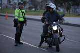 Multa en Bogotá para motociclistas por una práctica frecuente que puede salir muy cara