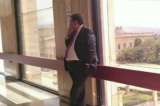 Senador fue sorprendido fumando en recinto cerrado y al lado de letrero que lo prohibía