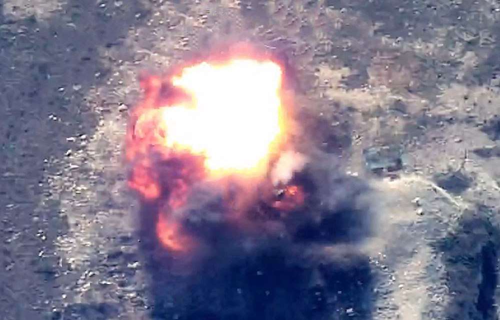 Explosión en terreno montañoso, que Bakú afirma que son fuerzas azerbaiyanas que "destruyen posiciones" utilizadas por los armenios en la región de Nagorno-Karabaj. Azerbaiyán dijo el 19 de septiembre de 2023 que había lanzado "operaciones antiterroristas" en la región en disputa, por la que los archirrivales del Cáucaso libraron una breve pero brutal guerra en 2020.
(Photo by Handout / Azerbaijani Defence Ministry / AFP) / RESTRICTED TO EDITORIAL USE - MANDATORY CREDIT "AFP PHOTO / Azerbaijani Defence Ministry / handout" - NO MARKETING NO ADVERTISING CAMPAIGNS - DISTRIBUTED AS A SERVICE TO CLIENTS