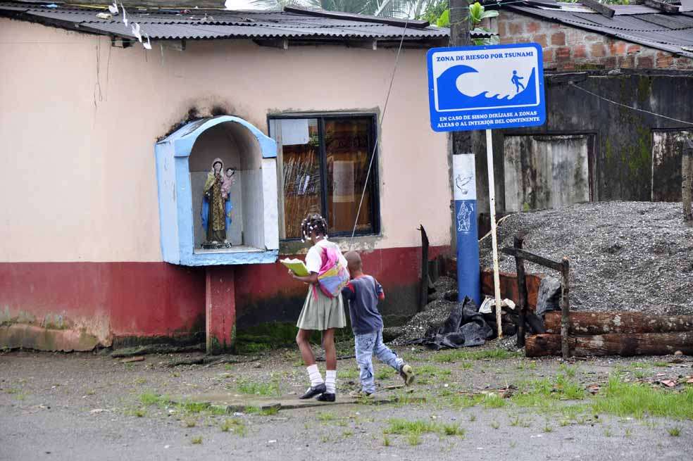 Las calles de Nuquí están demarcadas con señales que indican qué se debe hacer en caso de tsunami.