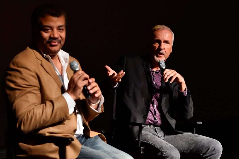 Neil deGrasse Tyson, astrofísico (de la serie "Cosmos") y el director James Cameron.