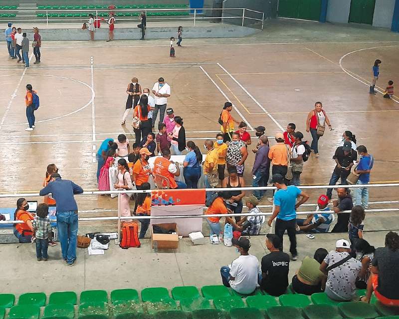 En el coliseo de Ciénaga se han concentrado las 600 personas desplazadas de la vereda La Secreta. / Idinael Fernández