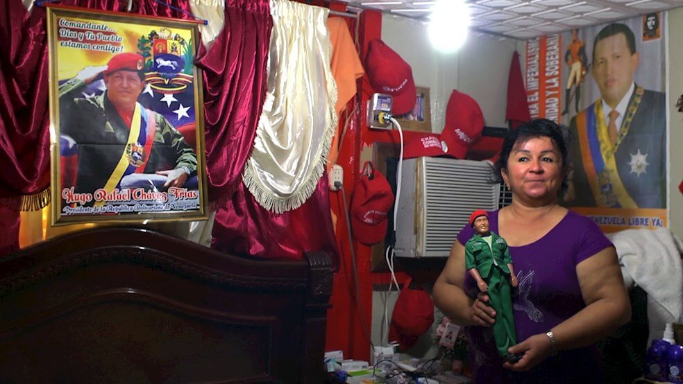 Fotograma cedido por la directora venezolana Anabel Rodríguez Ríos de una escena de su documental "Once Upon a Time in Venezuela" (Había una vez en Venezuela) donde aparece su protagonista Tamara, una representante del partido chavista. / Anabel Rodríguez Ríos